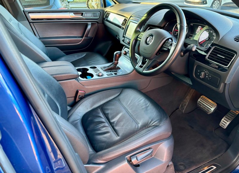 VOLKSWAGEN TOUAREG