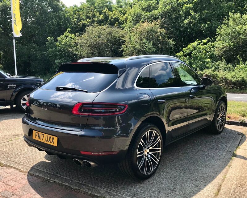 PORSCHE MACAN